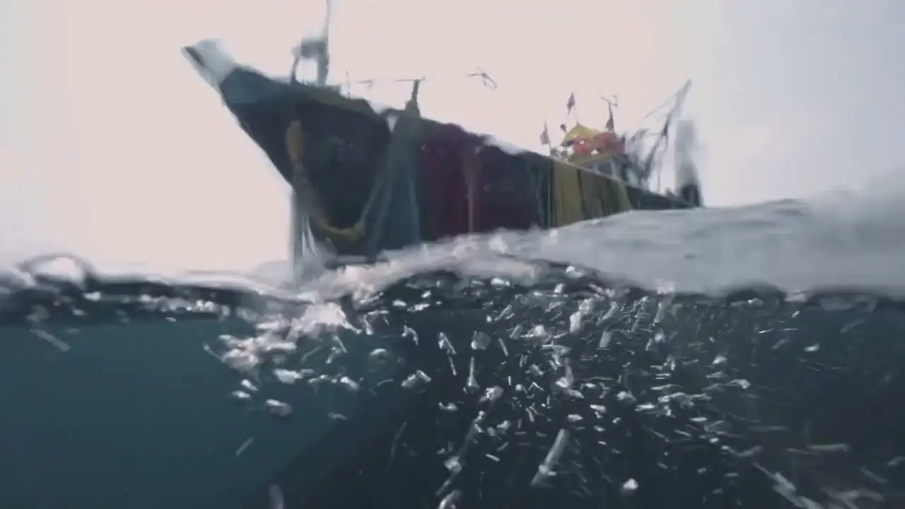 Remando a la deriva — tráiler