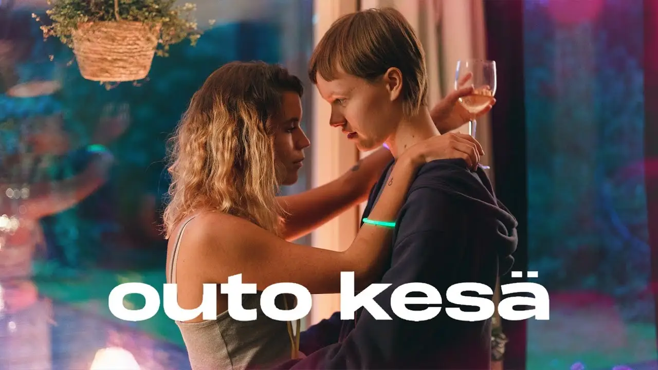 Outo kesä — trailer