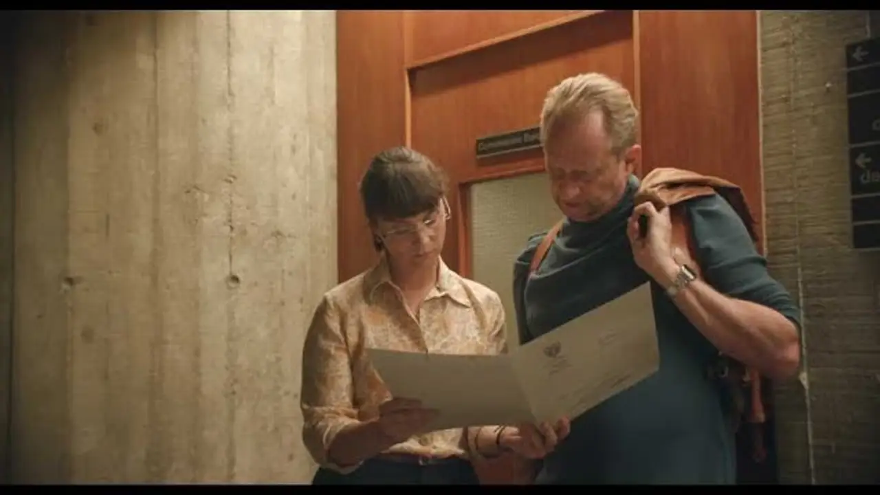 Au poste! — trailer