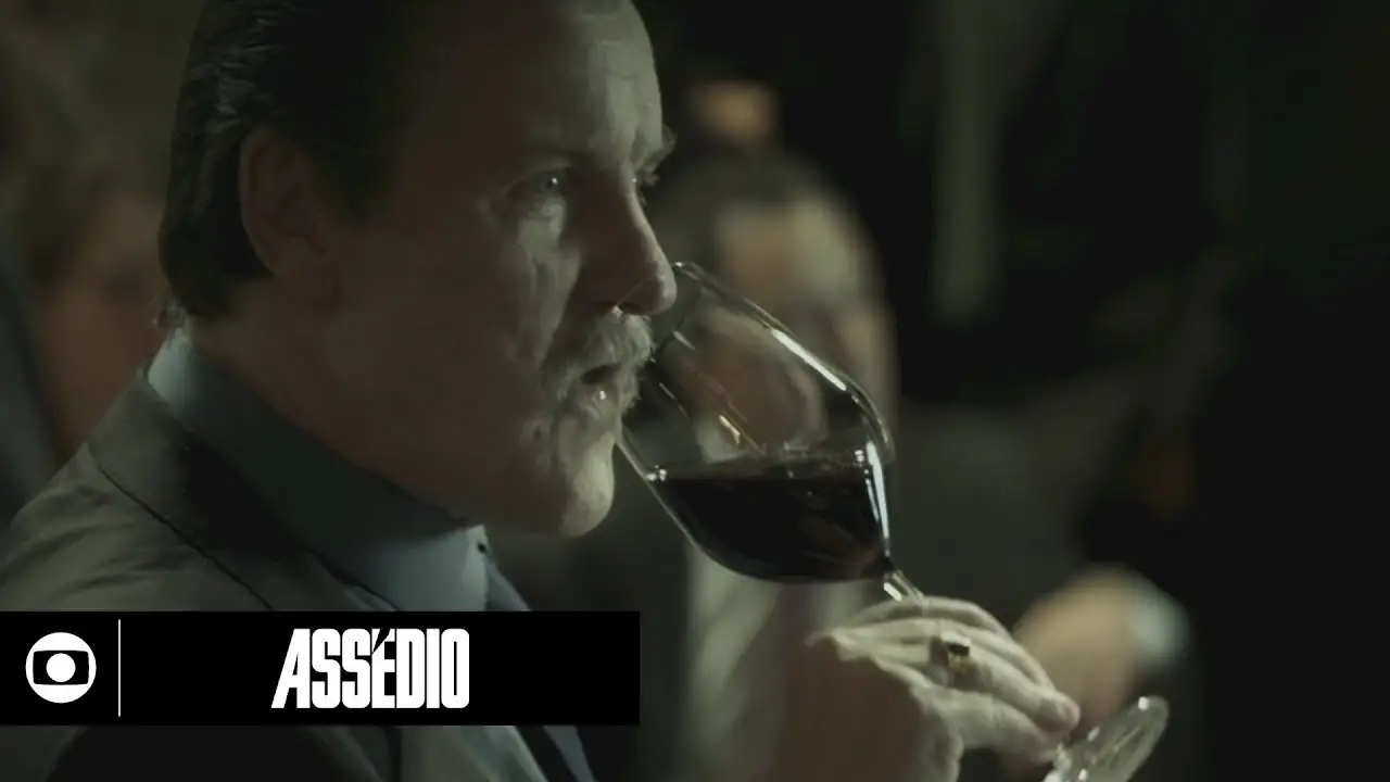 Assédio — трейлер