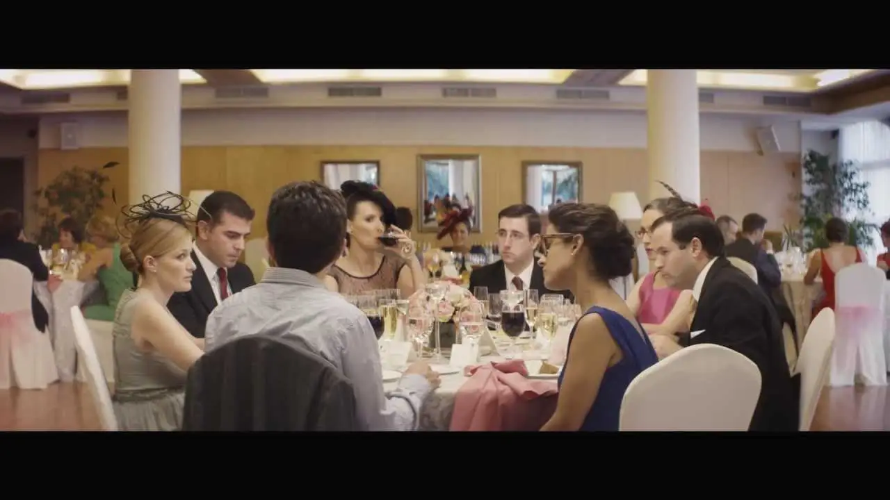 3 bodas de más — tráiler