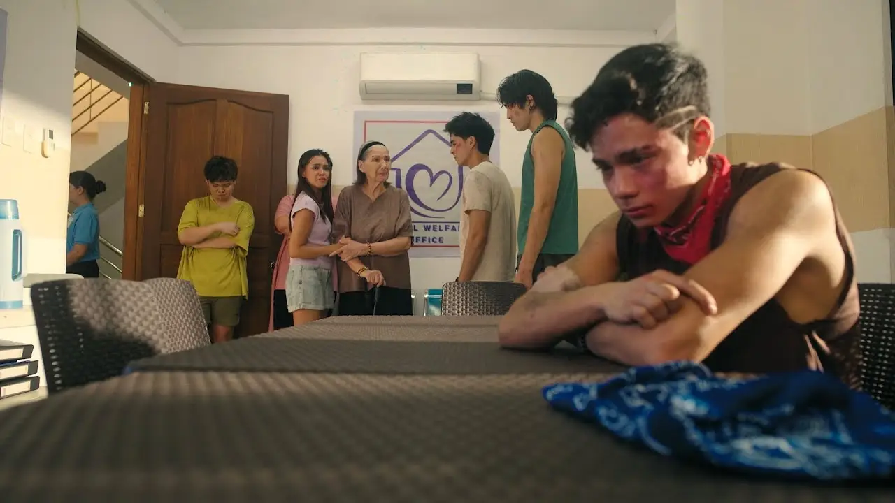 Mga Batang Riles — tráiler