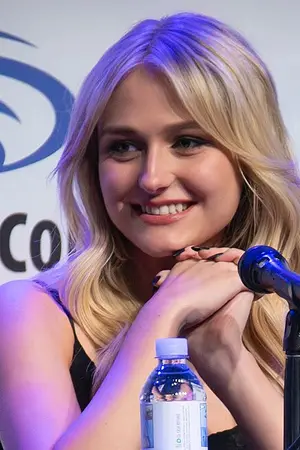 Alyvia Alyn Lind