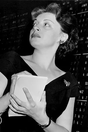 Elaine Barrie