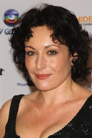 Lucy Cohu