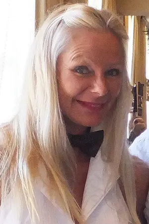 Raye Hollitt